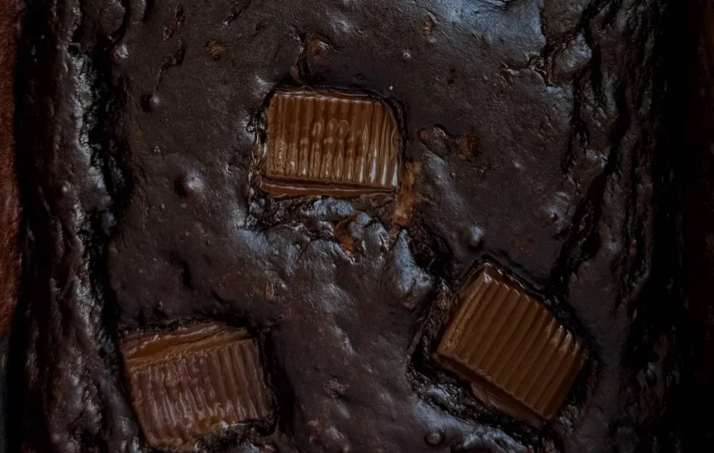 Delicious low-calorie fudgy brownies topped with chocolate drizzle.