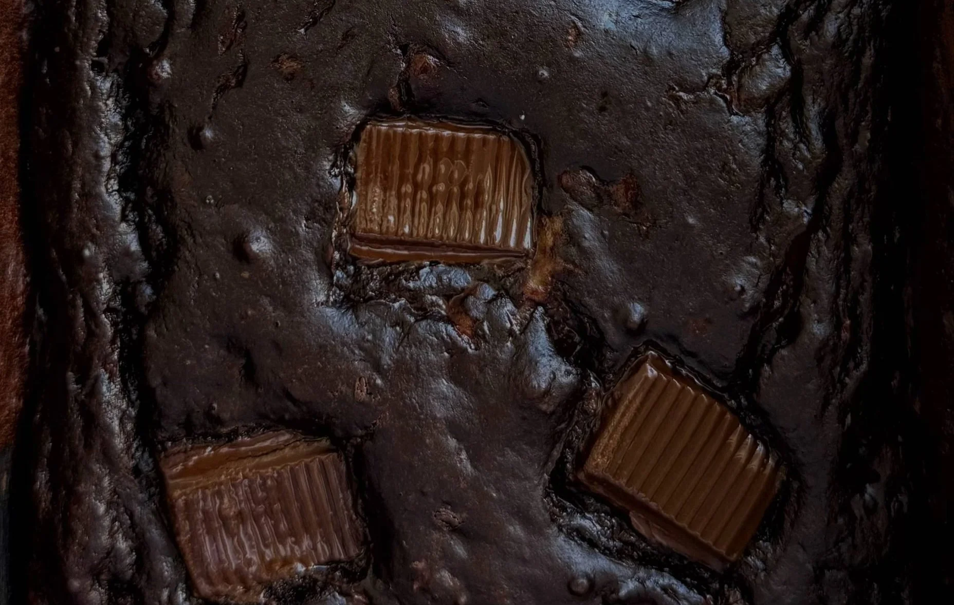 Delicious low-calorie fudgy brownies topped with chocolate drizzle.